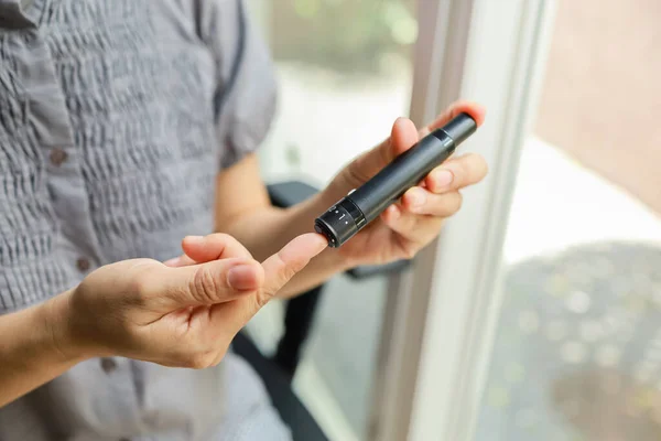 Close Woman Hands Using Lancet Finger Check Blood Sugar Level — Stock Photo, Image