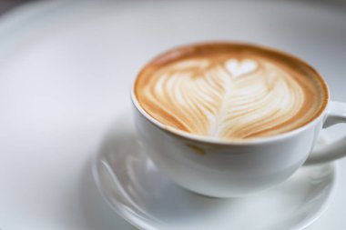 Sütlü, köpüklü, dudak lekeli, beyaz kahve sütlü latte yakın plan..