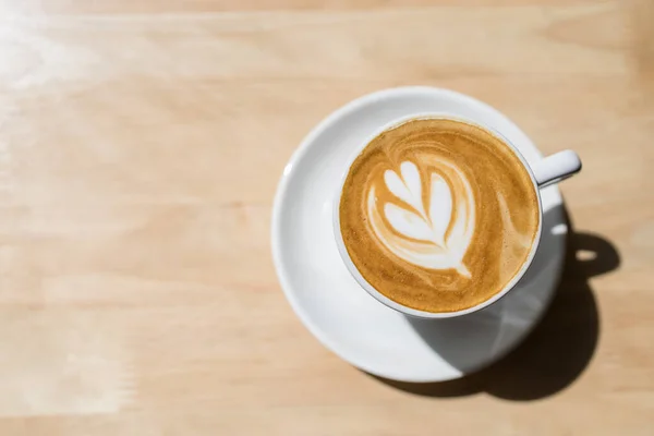 Κάτοψη Του Λευκού Φλυτζανιού Ζεστό Καφέ Latte Αφρό Γάλακτος Καρδιά — Φωτογραφία Αρχείου