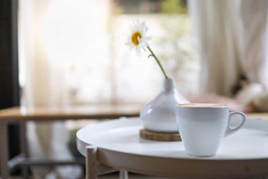 Lokantada vazo çiçekli süt köpüklü beyaz kahve lattesini kapat..