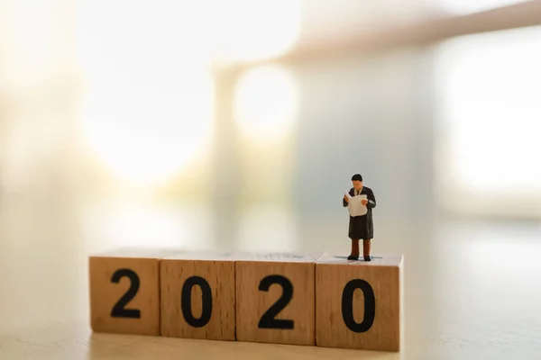 Концепція Бізнесу Новин 2020 Року Бізнесмен Мініатюрна Фігура Люди Стоять — стокове фото