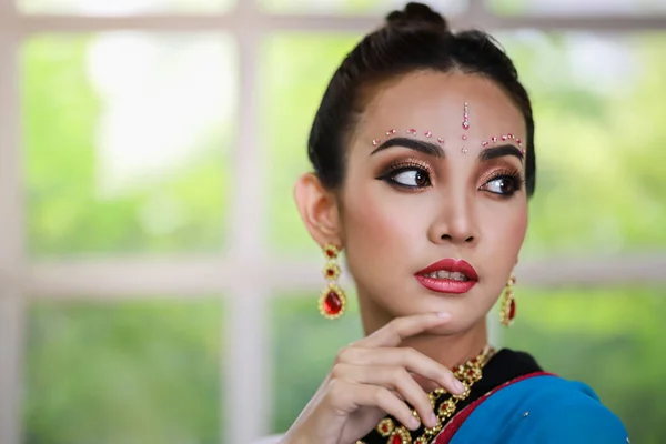 美丽的年轻亚裔泰国女孩的肖像 卡门珠宝套装的女模和传统的后印度服装蓝色萨里和连衣裙 — 图库照片