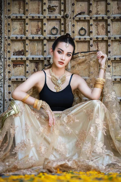 Porträtt Vackra Unga Asiatiska Thailändska Flicka Med Traditionella Indien Klänning — Stockfoto