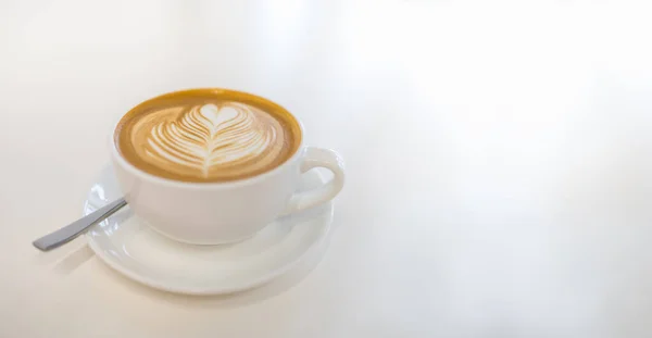 Κοντινό Πλάνο Του Λευκού Φλιτζάνι Ζεστό Καφέ Latte Αφρό Γάλακτος — Φωτογραφία Αρχείου