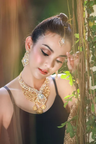 Retrato Hermosa Joven Asiática Tailandesa Con Vestido Tradicional India — Foto de Stock