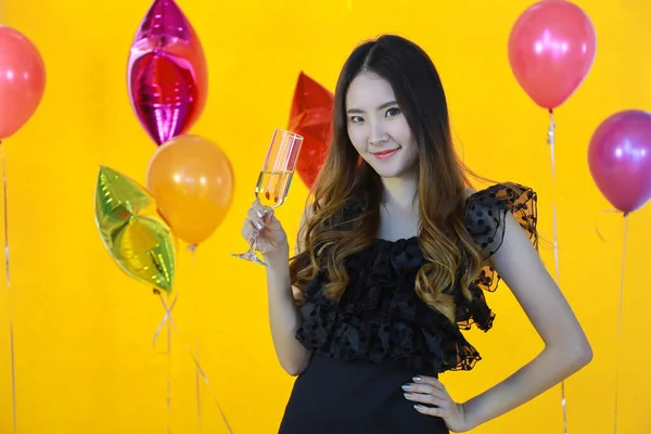 Retrato Bela Jovem Asiático Tailandês Menina Mulher Segurando Copo Champanhe — Fotografia de Stock