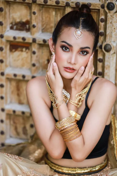 Porträtt Vackra Unga Asiatiska Thailändska Flicka Med Traditionella Indien Klänning — Stockfoto