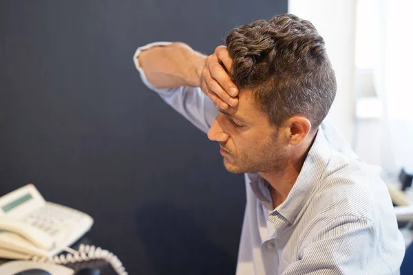 Close Kantoor Werknemer Mannen Lijden Van Hoofdpijn Zit Voorkant Van — Stockfoto