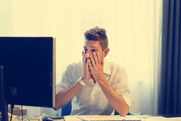 Ein Mann Stress Vor Dem Computer Schlechtes Wirtschaftskonzept Gesichtsausdruck Emotionen — Stockfoto