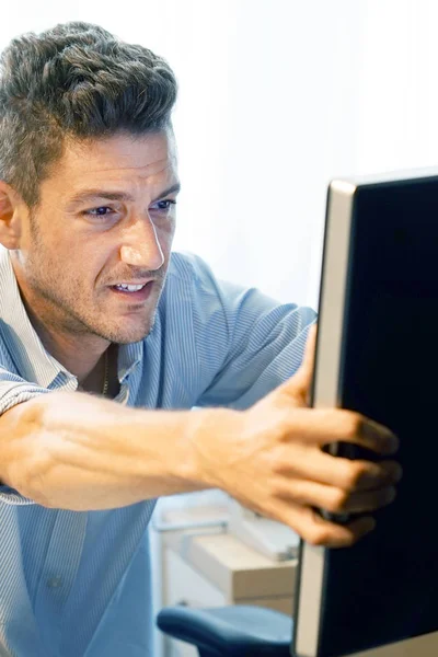 Ein Mann Stress Vor Dem Computer Schlechtes Wirtschaftskonzept Gesichtsausdruck Emotionen — Stockfoto