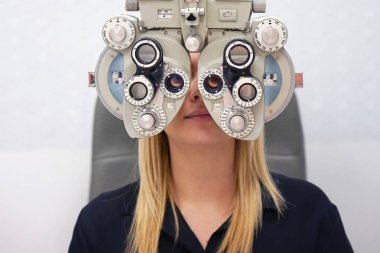 Kadınlar göz doktoruna muayene hasta. İmgelemde Oftamolojik klinik kontrol etmek için erkek hasta