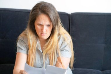 Kadın bir mektupta evde kanepede olumsuz Haberler okur. Güzellik kız sarsılmış İşletme Müdürü şirketten, sürpriz bir işten çıkarma, bir uyarı aldı. Sevinç olmadan heyecanlı bir kız.