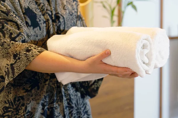 Pokojówka Trzymając Czyste Ręczniki Spa Czyste Białe Ręczniki Centrum Spa — Zdjęcie stockowe