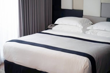 Otelin içinde modern yatak odası var..