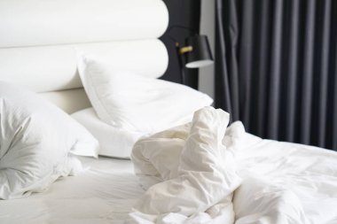 Otel buruşuk yatakta. Tamamlanmamış veya dağınık yatak komik gece, yeni evli çiftin seks sonra Close-up. Kirli Yataklı Oda süslemeleri. Nevresim, çarşaf ve yastık berbat kullanılan.
