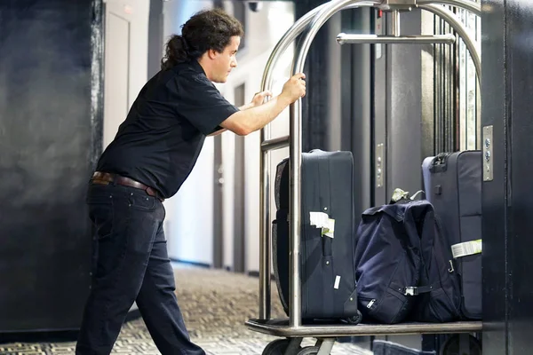 Nahaufnahme Vieler Koffer Auf Einem Hotelgepäckwagen Der Von Einem Glockenjungen — Stockfoto