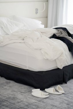 Otel buruşuk yatakta. Tamamlanmamış veya dağınık yatak komik gece, yeni evli çiftin seks sonra Close-up. Kirli Yataklı Oda süslemeleri. Nevresim, çarşaf ve yastık berbat kullanılan.