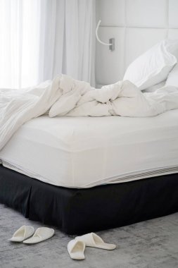 Otel buruşuk yatakta. Tamamlanmamış veya dağınık yatak komik gece, yeni evli çiftin seks sonra Close-up. Kirli Yataklı Oda süslemeleri. Nevresim, çarşaf ve yastık berbat kullanılan.