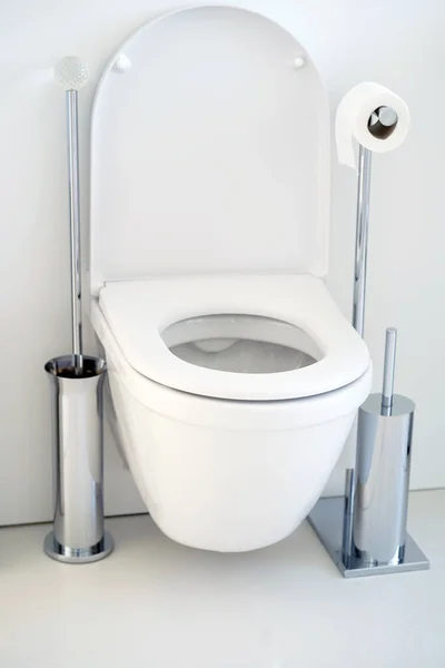 Närbild Toalettstolen Och Rulle Toalettpappershållare Toalett Pappersrulle Toalett — Stockfoto