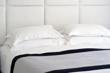 Otelin içinde modern yatak odası var..