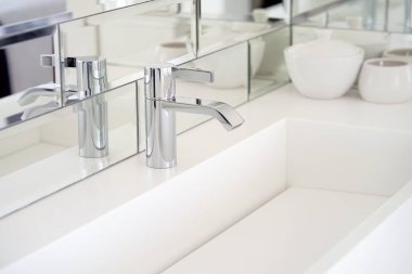 Modern tasarımlı banyo iç lavabo. Banyo lavabo ve musluk iç