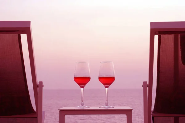 Due Bicchieri Vino Rosso Uno Sfondo Orizzonte Mare Sera Due — Foto Stock