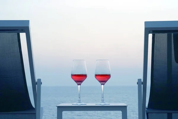 Due Bicchieri Vino Rosso Uno Sfondo Orizzonte Mare Sera Due — Foto Stock