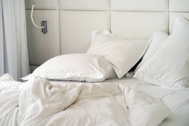 Otel buruşuk yatakta. Tamamlanmamış veya dağınık yatak komik gece, yeni evli çiftin seks sonra Close-up. Kirli Yataklı Oda süslemeleri. Nevresim, çarşaf ve yastık berbat kullanılan.