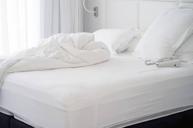 Otel buruşuk yatakta. Tamamlanmamış veya dağınık yatak komik gece, yeni evli çiftin seks sonra Close-up. Kirli Yataklı Oda süslemeleri. Nevresim, çarşaf ve yastık berbat kullanılan.