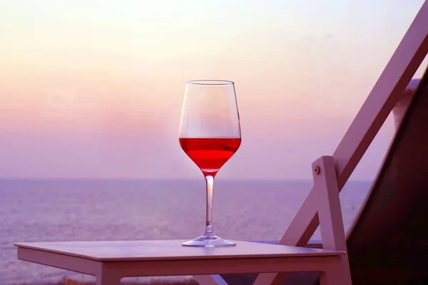Bicchiere Vino Rosso Piedi Tavolo Vicino Una Sedia Estiva Sullo — Foto Stock