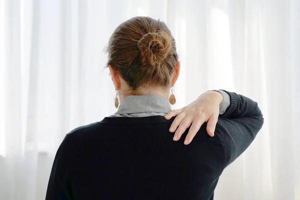 Mujer Joven Con Dolor Espalda — Foto de Stock