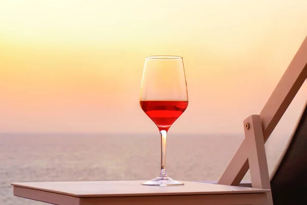 Bicchiere Vino Rosso Piedi Tavolo Vicino Una Sedia Estiva Sullo — Foto Stock
