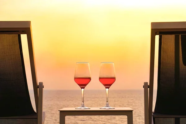 Due Bicchieri Vino Rosso Uno Sfondo Orizzonte Mare Sera Due — Foto Stock
