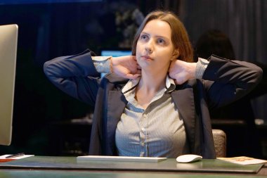 Yorgun boyun. Genç ofis çalışanı boyun ağrısı gelen kadın acı. Duygu erkek yorgun, bitkin, vurguladı. Kız elleri ile ağrılı boyun masaj. Beden ve sağlık kavramı.