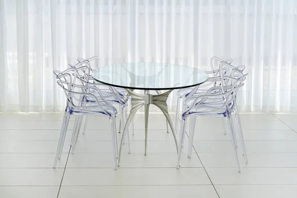 Grande Tavolo Vetro Con Sedie Plastica Nel Soggiorno Dell Hotel — Foto Stock