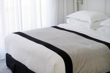 Otelin içinde modern yatak odası var..