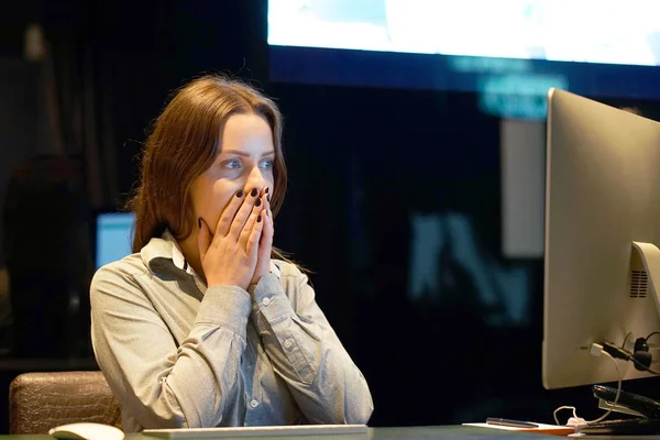 Gerente Hotel Uma Mulher Recepção Chocado Sentado Frente Monitor Computador — Fotografia de Stock