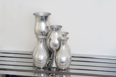 Alüminyum vazo. Alüminyum vazo demir krom masa beyaz zemin üzerinde bir dizi.