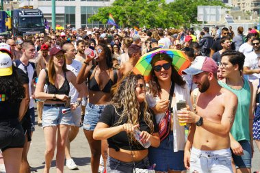 Tel Aviv İsrail - 8 Haziran 2018: yıllık geçit Lgbt. Gay ve lezbiyen Gay gurur içinde yürüyüş geçit Tel Aviv İsrail '. Gökkuşağı bayrakları, Eşcinsel. Seçici odak