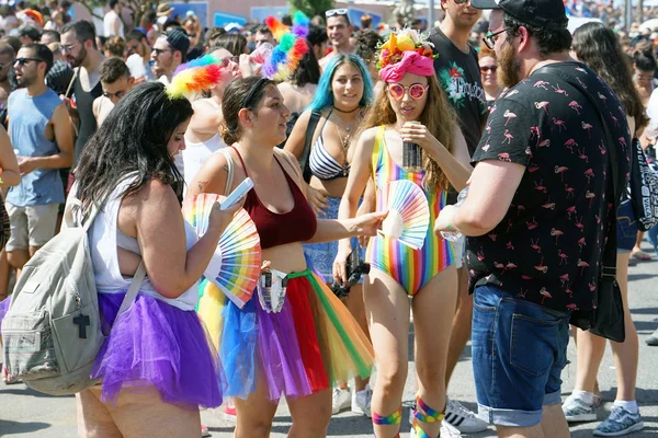 Tel Aviv İsrail - 8 Haziran 2018: yıllık geçit Lgbt. Gay ve lezbiyen Gay gurur içinde yürüyüş geçit Tel Aviv İsrail '. Gökkuşağı bayrakları, Eşcinsel. Seçici odak