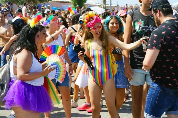 Tel Aviv İsrail - 8 Haziran 2018: yıllık geçit Lgbt. Gay ve lezbiyen Gay gurur içinde yürüyüş geçit Tel Aviv İsrail '. Gökkuşağı bayrakları, Eşcinsel. Seçici odak