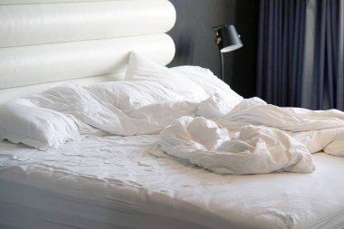 Otel buruşuk yatakta. Tamamlanmamış veya dağınık yatak komik gece, yeni evli çiftin seks sonra Close-up. Kirli Yataklı Oda süslemeleri. Nevresim, çarşaf ve yastık berbat kullanılan.