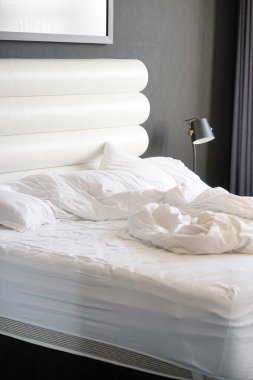 Otel buruşuk yatakta. Tamamlanmamış veya dağınık yatak komik gece, yeni evli çiftin seks sonra Close-up. Kirli Yataklı Oda süslemeleri. Nevresim, çarşaf ve yastık berbat kullanılan.