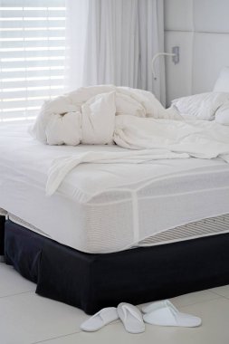 Otel buruşuk yatakta. Tamamlanmamış veya dağınık yatak komik gece, yeni evli çiftin seks sonra Close-up. Kirli Yataklı Oda süslemeleri. Nevresim, çarşaf ve yastık berbat kullanılan.