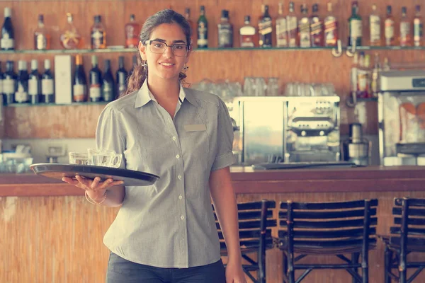 Camarera Lleva Tazas Cliente Del Restaurante Del Hotel Una Buena — Foto de Stock