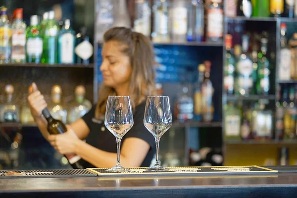 Una Barista Sorride Apre Una Bottiglia Vino Bianco Cliente Del — Foto Stock