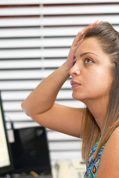 Yakın Çekim Ofis Çalışanı Kadın Baş Ağrısı Migren Ağrısı Muzdarip — Stok fotoğraf