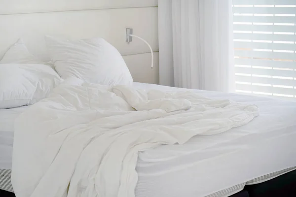ホテルのしわくちゃのベッド 面白い夜 新夫婦のセックスの後未完成または乱雑なベッドのクローズ アップ 汚いベッドは 部屋を飾る リネン シーツ 枕を台無しに使用 — ストック写真