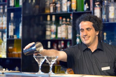 Profesyonel barmen adam taze kokteyl müşterilere otel barının dökülen. Barmen üzerinde odaklanın. Hizmet kavramı. Barmen üzerinde odaklanmak.