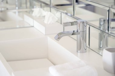 Modern tasarımlı banyo iç lavabo. Banyo lavabo ve musluk iç